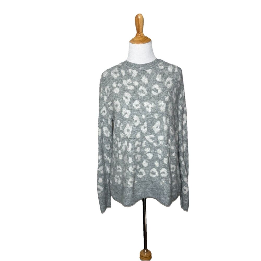 Old Navy Gray White Leopard Print Long Sleeve Pullover Sweater Size M Womens